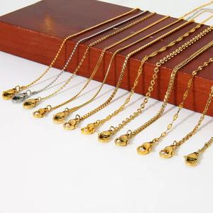 Collar Básico de Cadena con Cruz y Estrella, Cadena de Serpiente, Torcida, Veneciana y Boca de Pez en Acero de Titanio con Oro de 18K - Product Image 4