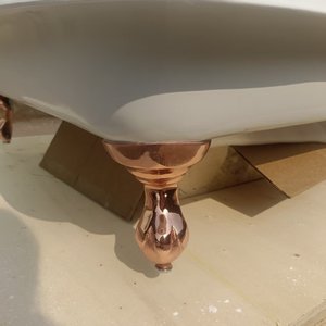 <span class=keywords><strong>Receveur</strong></span> <span class=keywords><strong>de</strong></span> <span class=keywords><strong>douche</strong></span> carré autoportant en fonte décoratif avec finition blanche, pieds en forme <span class=keywords><strong>de</strong></span> griffes, 42x42x11, drain central, traditionnel - Product Image 4