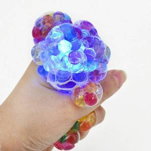 Venta al por mayor: Pelotas de ejercicio para manos Beejay, de descompresión, con LED, para aliviar el estrés, luminosas, antiestrés, de malla, blandas, con forma de uva. - Product Image 5
