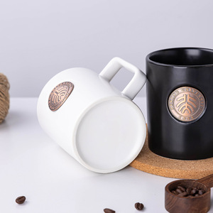 แก้วกาแฟเซรามิคทรงกระบอกแบบกำหนดเอง พร้อมแผ่นโลโก้ทองเหลือง สีดำและสีขาว ของขวัญธุรกิจ แก้วโฆษณา - Product Image 2