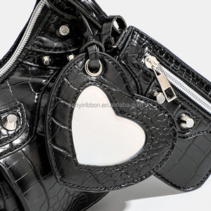 2025 best-seller <span class=keywords><strong>noir</strong></span> en cuir PU femmes <span class=keywords><strong>sac</strong></span> à bandoulière rétro Rivet Design <span class=keywords><strong>sac</strong></span> à main portefeuille accessoire sous les bras <span class=keywords><strong>sac</strong></span> plissé - Product Image 3