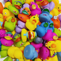 Canard personnalisé en caoutchouc jaune bleu vert de 3 pouces Jouet de bain en résine PVC Clin d'oeil de plongée en plastique en vrac Canard couineur personnalisé