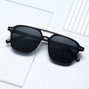 Lunettes de soleil pilote vintage 2025 personnalisables avec logo, double pont, verres dégradés UV400, rivets, pour hommes et femmes - Product Image 2