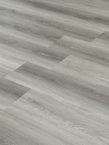 Suelo Vinílico SPC Personalizable de 5 mm, 6 mm, 7 mm y 8 mm, con Diseño de Madera Gris, Resistente a los Arañazos, Impermeable - Product Image 1
