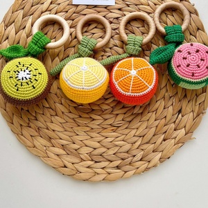 Nouveau design 2026, jouet en bois doux pour bébé, fait main au crochet, fruits, citron, orange, pastèque, <span class=keywords><strong>hochet</strong></span> amigurumi, <span class=keywords><strong>hochet</strong></span> en forme de fruit - Product Image 1