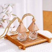 Pingente para fragrância automotiva, pingente quadrado de 8 ml para perfume, difusor de carro com tampa de madeira e prendedor de metal