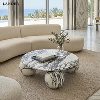 Table basse en marbre naturel Lander, table d'appoint moderne haut de gamme pour salon, table basse de luxe en marbre Arabescato avec pieds sphériques