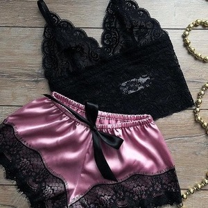 Vente en gros de pyjamas pour femmes, sous-vêtements sexy en soie satinée, lingerie sexy pour femmes, haut en dentelle à bretelles + short, ensemble de pyjama 2 pièces - Product Image 1