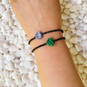 สร้อยข้อมือยืดหยุ่นรูปหัวใจประดับด้วยหินกึ่งมีค่า - Product Image 2