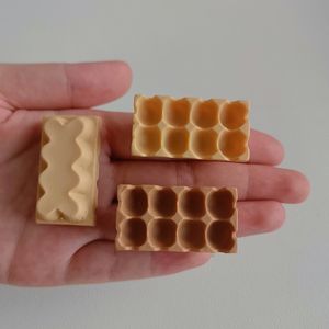 Bandeja de huevos en miniatura realista perfecta para decoración de cocina de casa de muñecas o accesorios de fotografía accesorios de muñecas - Product Image 6