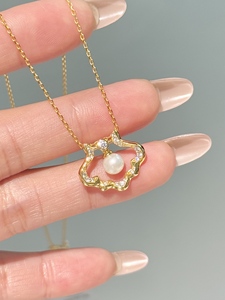 เครื่องประดับ UM เงินแท้ 925 ขายส่ง จี้รูปเมฆมงคลประดับมุกธรรมชาติและเพทาย สำหรับทุกเพศ เหมาะเป็นของขวัญวันครบรอบประจำวัน - Product Image 3