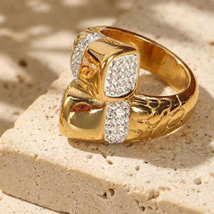 Anillo llamativo con diseño geométrico de escamas de serpiente y circonitas - Product Image 2
