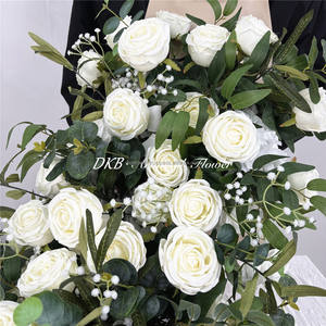 ดอกกุหลาบประดิษฐ์ทำมือจาก DKB Wholesale สำหรับตกแต่งโต๊ะในงานแต่งงาน งานรับปริญญา และวันแม่ - Product Image 4