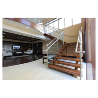 Marche d'escalier moderne Prima en mosaïque avec garde-corps en verre, motif coloré, design artistique pour boutiques, villas et escaliers de présentation
