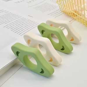 Soporte de silicona suave para el pulgar, clip antideslizante para sujetar páginas de libros con una sola mano, para estudio, oficina y hogar. - Product Image 4