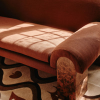 Canapé en tissu terracotta de designer italien, accoudoirs courbes, 3 places, pieds en bois marbré, meubles de salon pour maison, villa, hôtel