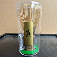Fouet à matcha artisanal de qualité supérieure Zhen - Chasen en bambou blanc/violet pour une mousse rapide, style artisanal traditionnel et moderne