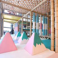 Aire de jeux intérieure sur mesure pour enfants Centre de divertissement avec mousse en bois Château coquin Équipement de parc d'attractions pour enfants