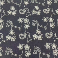 Tissu en denim brodé élégant à motif floral Paisley et vigne, en coton tissé, pour la confection de chemises, jupes et articles artisanaux printemps-été