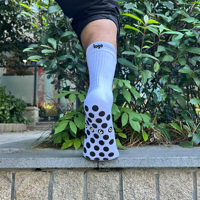 Nouvelle conception de chaussettes de sport respirantes antidérapantes à 5 doigts pour enfants et jeunes, chaussettes longues personnalisées à cinq doigts pour le yoga, le pilates et les activités sportives