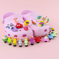 Accesorios de PVC personalizados de diseño de tendencia 2026, dijes para zapatos, bolas de comida, sombreros coloridos, flores, animales, dijes 3D bonitos para zapatos, venta al por mayor
