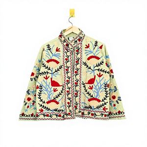 Veste matelassée en laine tricotée brodée à la main Suzani, écologique, motifs floraux brodés à la main, richesse culturelle - Product Image 1