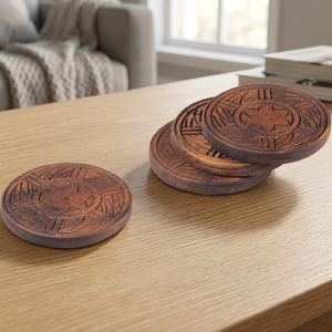 Ensemble de sous-verres ronds en bois gravés de motifs floraux, fabriqués à la main en Sheesham, élégants accessoires de table pour tasses et mugs - Product Image 1
