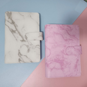 MOQ basso in magazzino raccoglitore di Budget per <span class=keywords><strong>Notebook</strong></span> personalizzato impermeabile in marmo di fabbrica raccoglitore di Budget per contanti in pelle Pu - Product Image 5