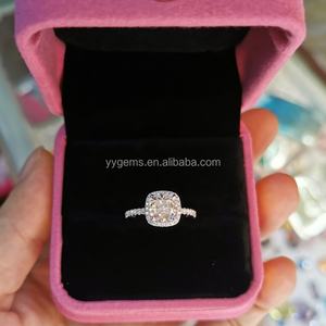 Anillo de Boda Elegante de Oro Blanco de 14k con Diamante Moissanita de 2ct en Corte Cojín con Efecto Hielo - Product Image 2