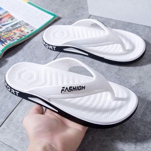 Tongs de bain légères pour hommes avec des caractéristiques rayées et antidérapantes, adaptées aux douches à domicile et aux piscines plates - Product Image 1