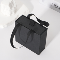 Boîte à bijoux portable de haute qualité personnalisable et recyclable pour le rangement des boucles d'oreilles, l'emballage des bagues, les boîtes avec doublure en éponge estampée