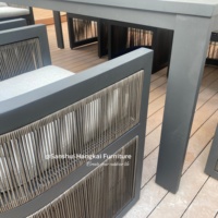 Ensemble de salle à manger d'extérieur durable Hangkai avec cadre en alliage d'aluminium imperméable et dossier en rotin PE pour jardin, appartement, hôtel
