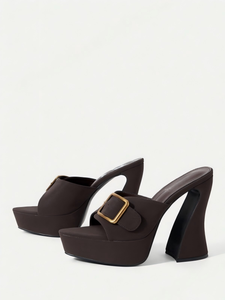 <span class=keywords><strong>Sandales</strong></span> mules à plateforme marron foncé pour femmes, bout pointu, talon incurvé de 13 cm, large sangle, boucle dorée, en similicuir PU léger, style Y2K - Product Image 1