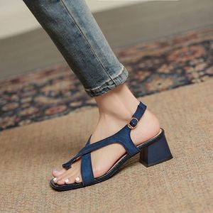 Sandales d'été 2025 à talon carré et bout ouvert, avec brides croisées souples et semelle extérieure en PU, pour femmes - Vente en gros usine - Product Image 6