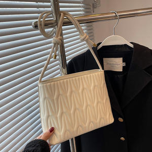 [37 000 personnes ont récolté ce produit] Nouveau style <span class=keywords><strong>2022</strong></span> Sac seau pour femme en PU uni avec fermeture éclair, design plissé, pour les loisirs et les voyages - Product Image 1