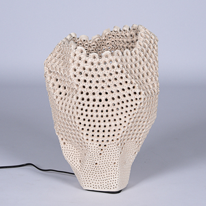 Lampe de table LED écologique en céramique artisanale de style ferme 2026 avec un design texturé à nervures cannelées contemporaines - Product Image 3