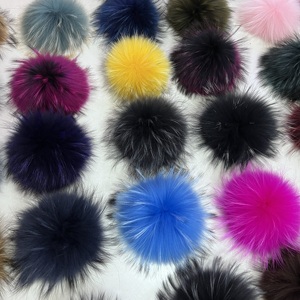 Pompones de piel de mapache Real de 15cm de alta calidad al por mayor de fábrica, bolas de pompón de piel esponjosa de Color personalizado para sombrero con broche - Product Image 5