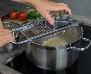 Fabricant de spaetzle en acier inoxydable 2025, trancheuse, râpe avec glissière à pâte, tamis à spaetzle en acier inoxydable, presse à spaetzle, râpe, grattoir, trancheuse - Product Image 4