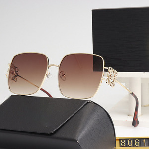 Lk8061 Nuevas Gafas de Sol de Moda para Mujer, Montura Metálica Moderna, Protección UV400, Lentes Negras para Hombre y Mujer, PC OEM Gris - Product Image 5