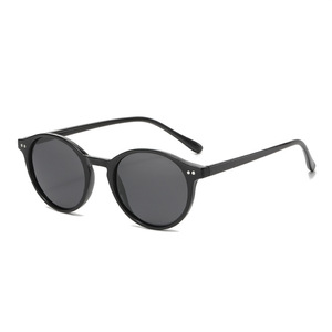 Gafas de Sol Retro de Moda con Montura Polarizada, Protección UV400, Lentes TAC, Montura de PC para Verano, para Hombre y Mujer - Product Image 2