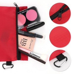 Pochette cosmétique personnalisée avec logo, en polyester, avec fermeture éclair et crochet - Product Image 2