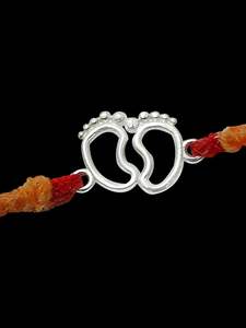 รักขีเงินแท้ 925 ลายรอยเท้าเด็ก สำหรับพี่ชาย ดีไซน์รอยเท้าเด็กน่ารัก สร้อยข้อมือรักขีเงินแท้พรีเมียมสำหรับวันราคชบาธัน - Product Image 5