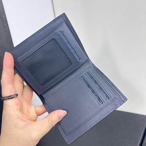 กระเป๋าสตางค์หนังแท้ลายจระเข้ทรงสั้นสำหรับผู้ชาย ใส่บัตรเครดิตและเหรียญ น้ำหนักเบา ดีไซน์แฟชั่นย้อนยุค - Product Image 2