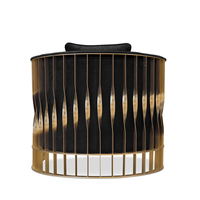 Fauteuil de designer inspiré du style Cuff pour salon moderne, base en métal torsadé brillant, canapé avec revêtement personnalisé