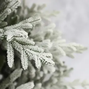 2023 nouveau Style arbre de noël floqué Pvc Pe mixte maison vacances décoration vente chaude neige flocage arbre de noël - Product Image 5