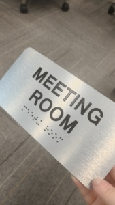 Letrero de Metal Cepillado Personalizado para Sala de Conferencias con Braille, Muestra Gratuita, MOQ Bajo, para Oficina - Product Image 2