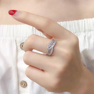 Anello Elegante Irregolare con Pavé per Donne, Gioiello da Dito in Stile Lussuoso - Product Image 2