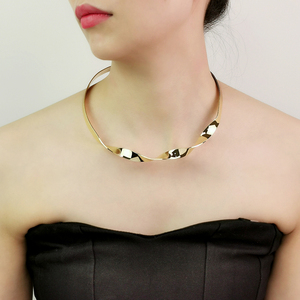 أزياء بسيطة نمط المعادن المختنق قلادة للنساء سبيكة مطلية بالذهب عزم الدوران بيان مجوهرات اكسسوارات - Product Image 3