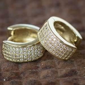 Pendientes Huggie de Oro Sólido de 18K en Color Blanco Champán con Microincrustaciones de Diamantes Redondos de Corte Brillante, Joyería Fina de Lujo para Mujer - Product Image 3
