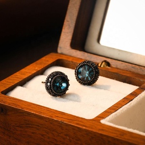 Boucles d'oreilles clous rétro haut de gamme et tendance en argent tibétain plaqué or, à motif géométrique, avec incrustation de pierres taille princesse, pour femme, cadeau de bijoux - Product Image 6